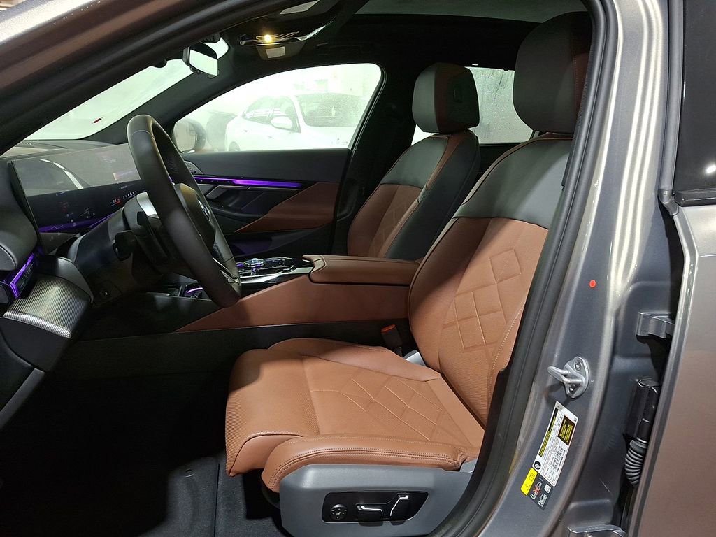 Used 2025 BMW i5 xDrive40 image 11