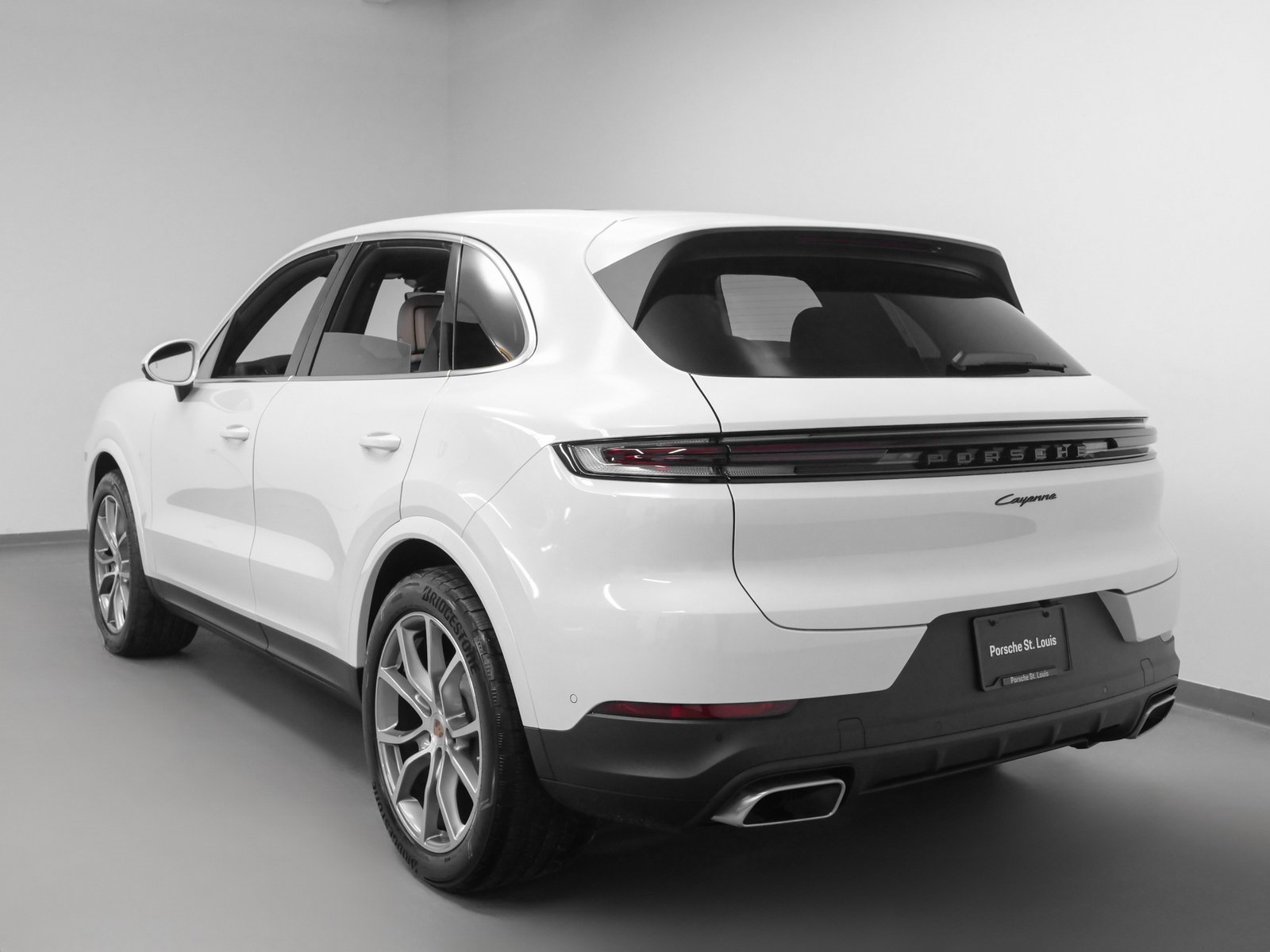 Used 2025 Porsche Cayenne image 3