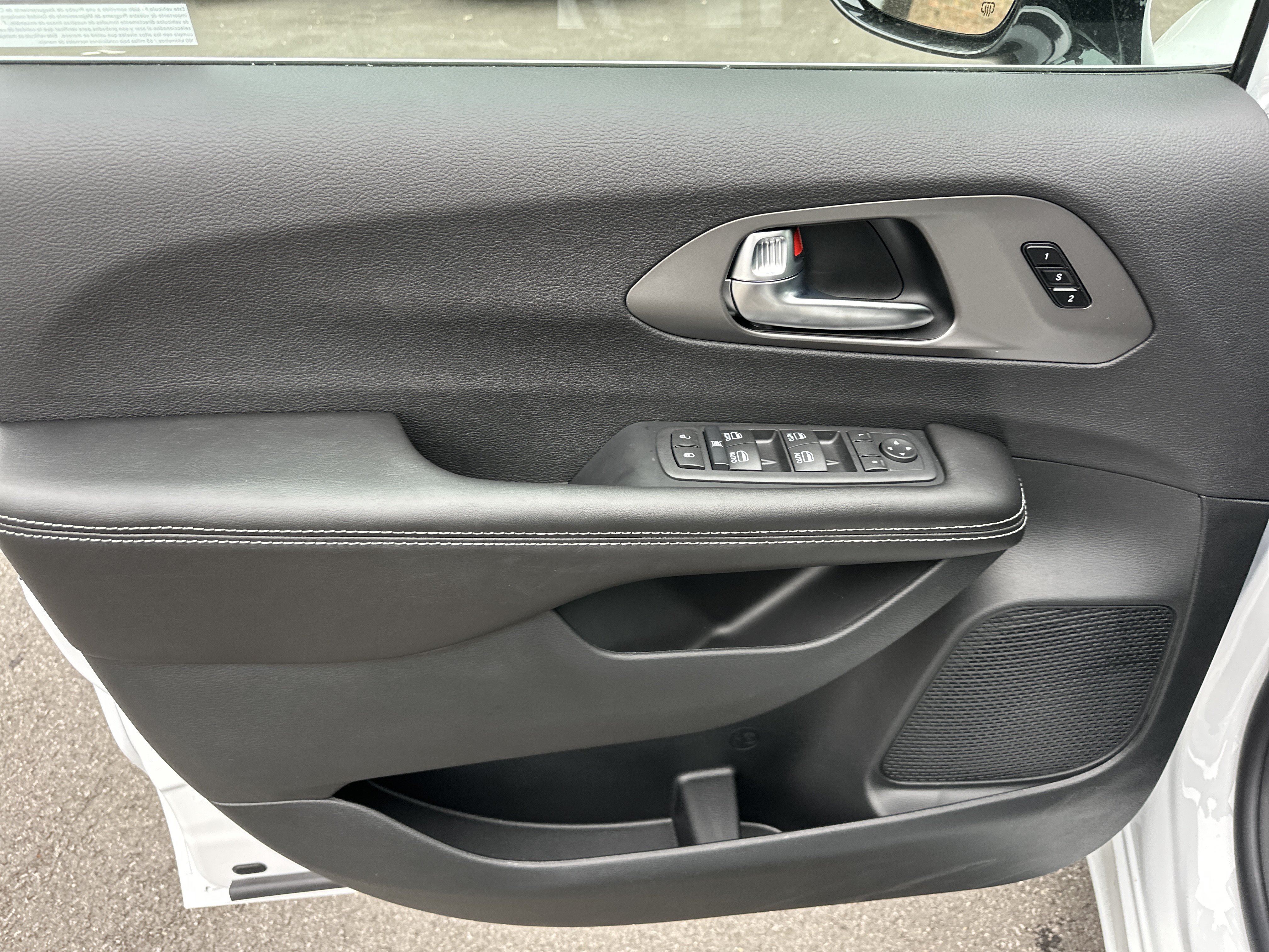 New 2027 Chrysler Pacifica Select w/ Family Tech Group FWD image 25
