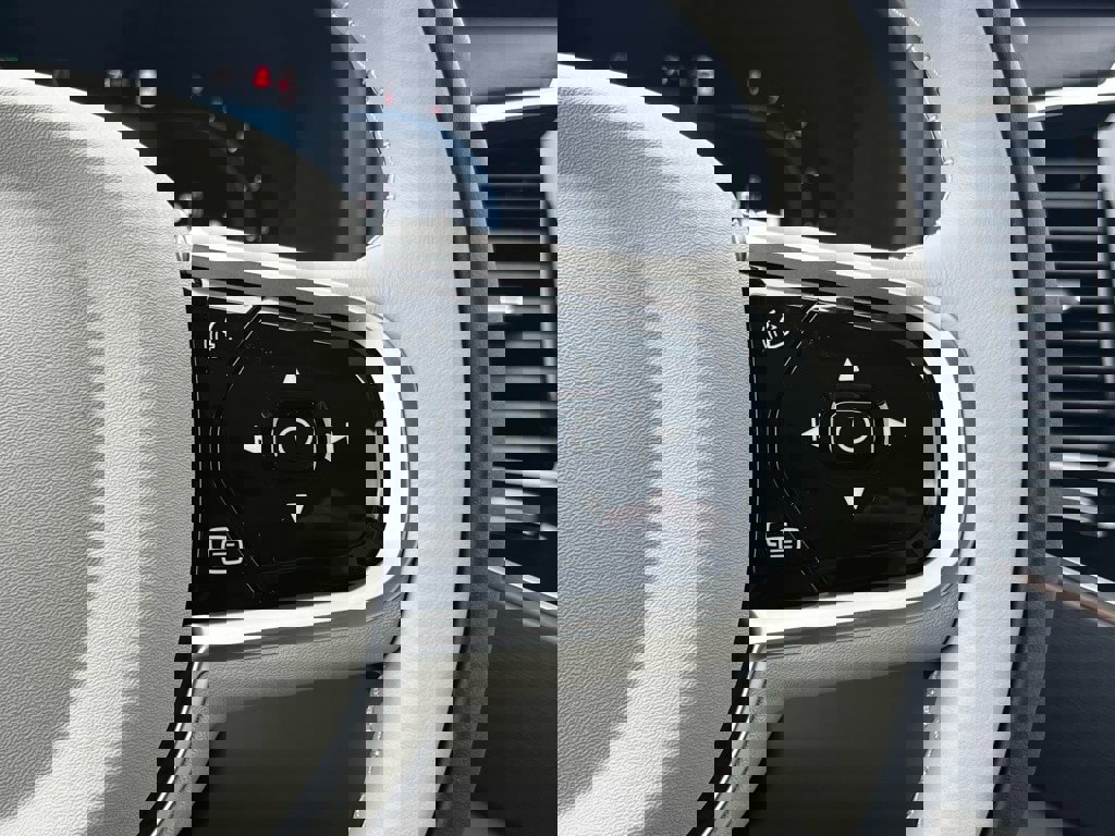 Used 2025 Volvo XC90 B6 Plus w/ Protection Package Premier image 15