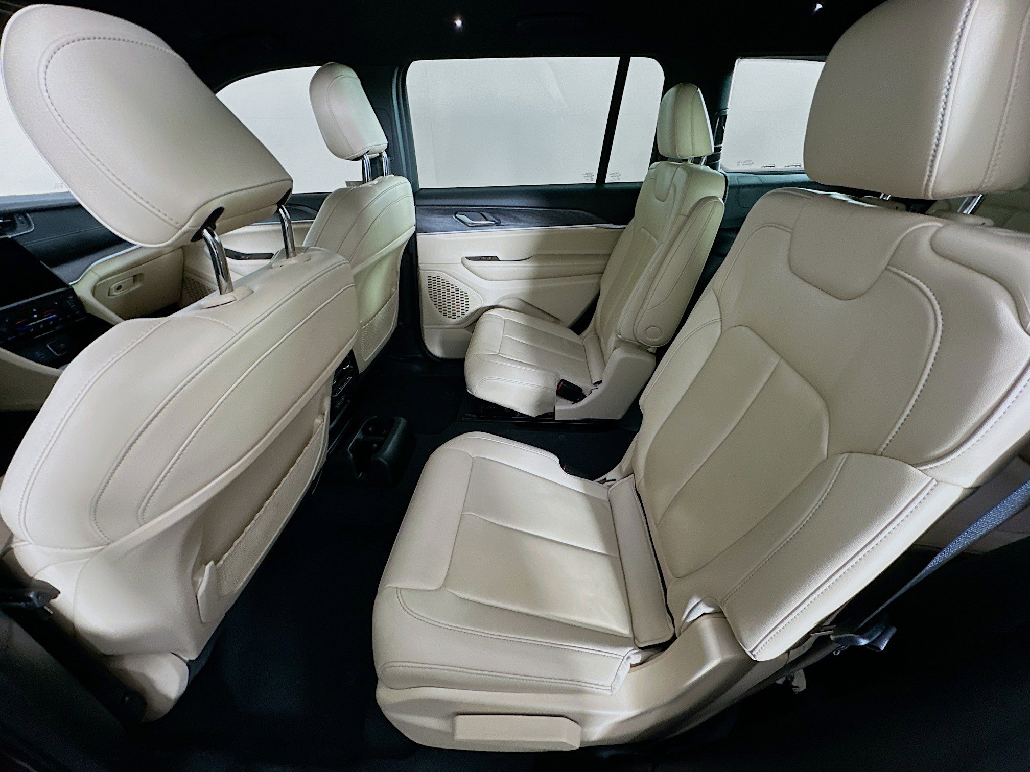 Used 2023 Jeep Grand Cherokee L Limited w/ Black Appearance Package image 28