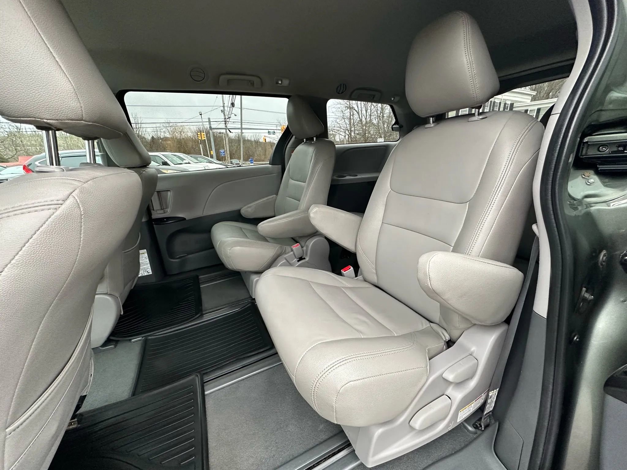 Used 2020 Toyota Sienna L image 16