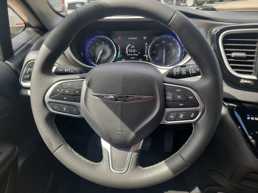 Used 2025 Chrysler Pacifica Select image 22