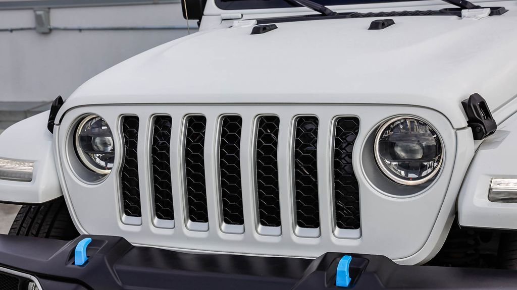 Used 2023 Jeep Wrangler Unlimited Sahara AWD/4WD image 6
