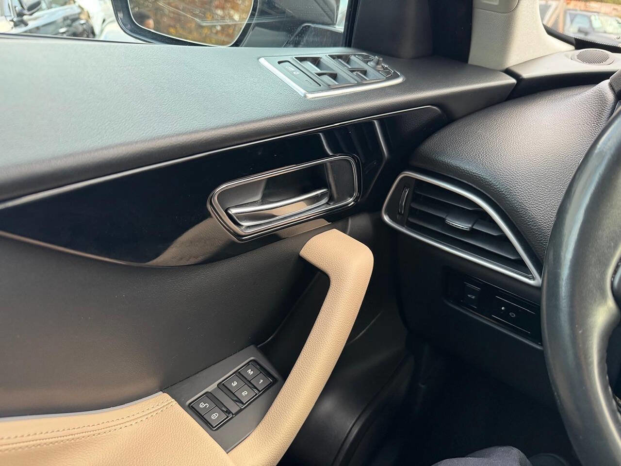 Used 2018 Jaguar F-PACE Premium image 33