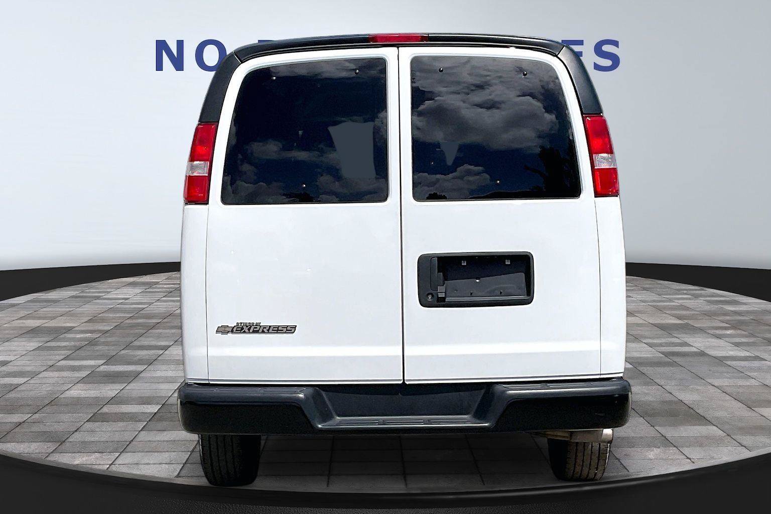 Used 2023 Chevrolet Express 2500 w/ Driver Convenience Package RWD image 5