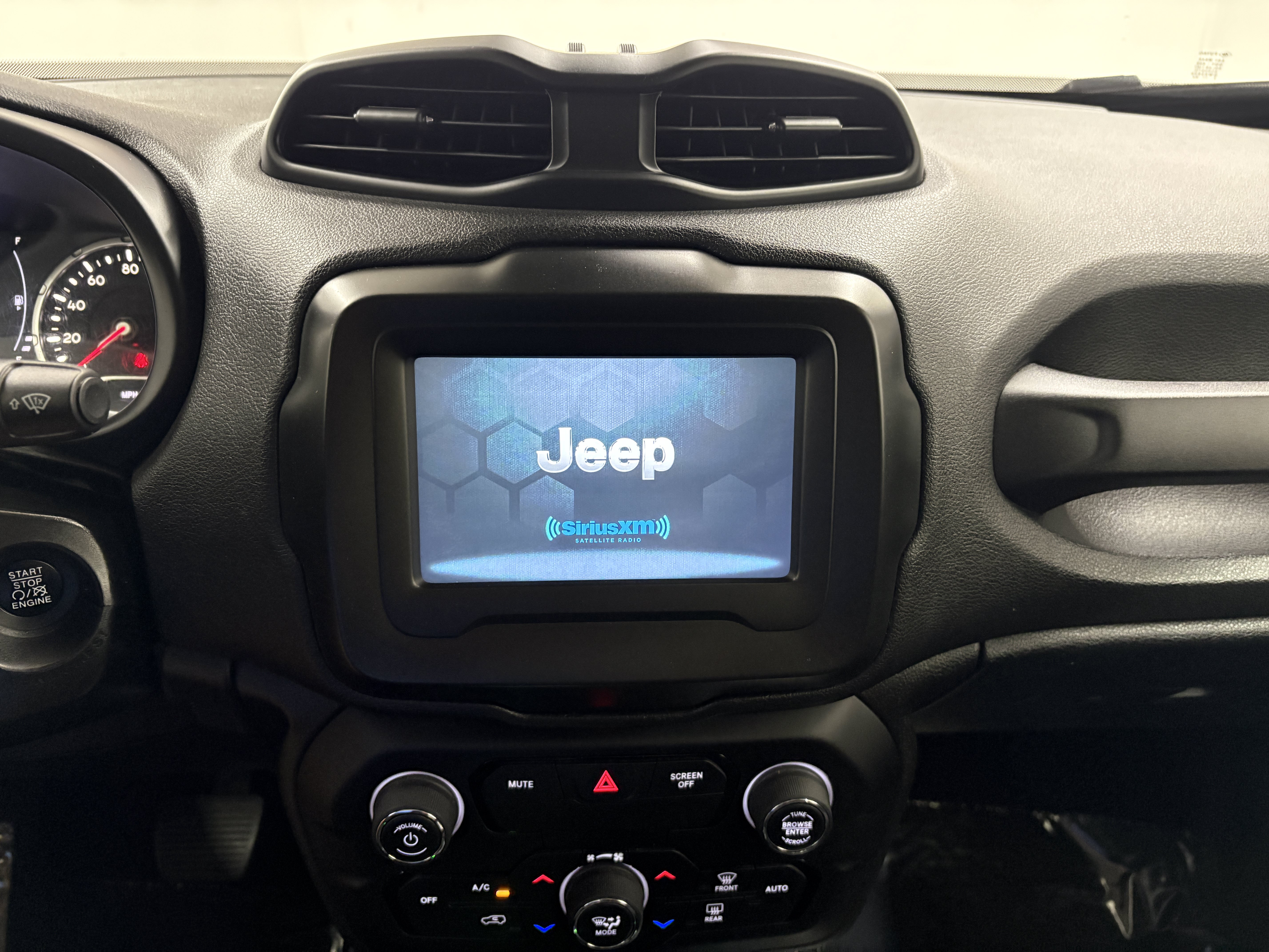 Used 2019 Jeep Renegade Altitude w/ Quick Order Package 2XM FWD image 13