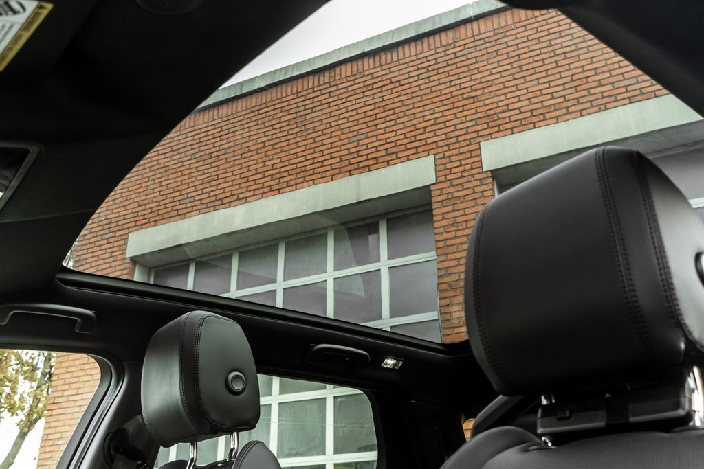 Used 2023 Land Rover Discovery Sport SE image 11