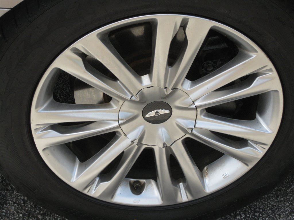 Used 2013 Hyundai Genesis 3.8 w/ Technology Pkg RWD image 9
