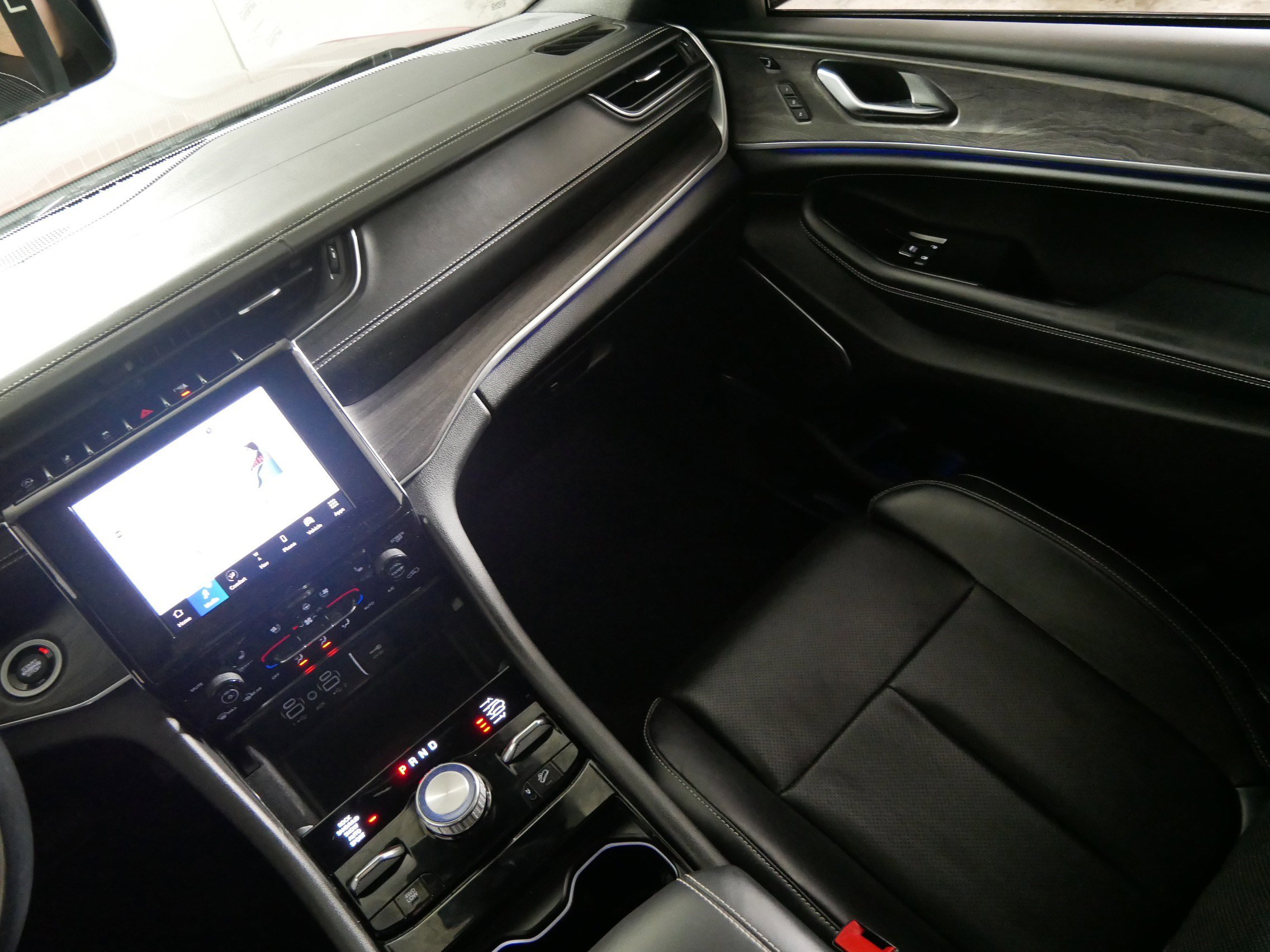 Used 2022 Jeep Grand Cherokee Overland w/ Luxury Tech Group IV image 11