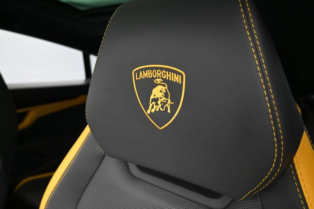 Used 2025 Lamborghini Urus SE AWD/4WD image 24