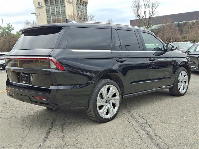 Used 2025 Lincoln Navigator Reserve image 6