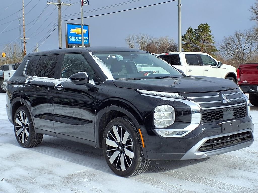 Used 2025 Mitsubishi Outlander SE image 3