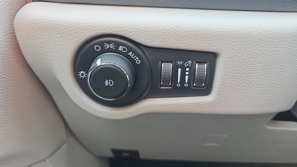 Used 2023 Chrysler Pacifica Limited image 26