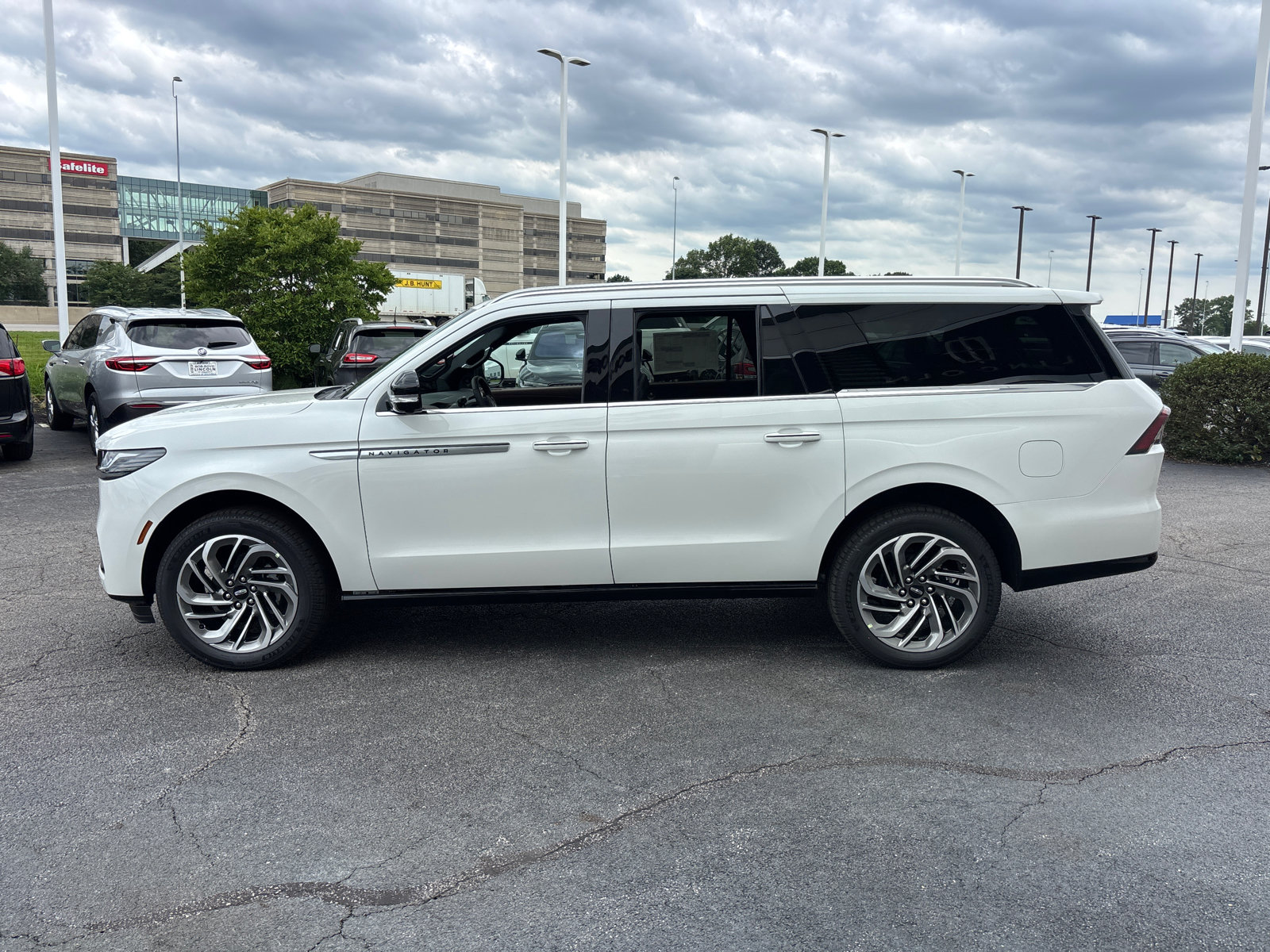 New 2026 Lincoln Navigator L Reserve AWD/4WD image 4