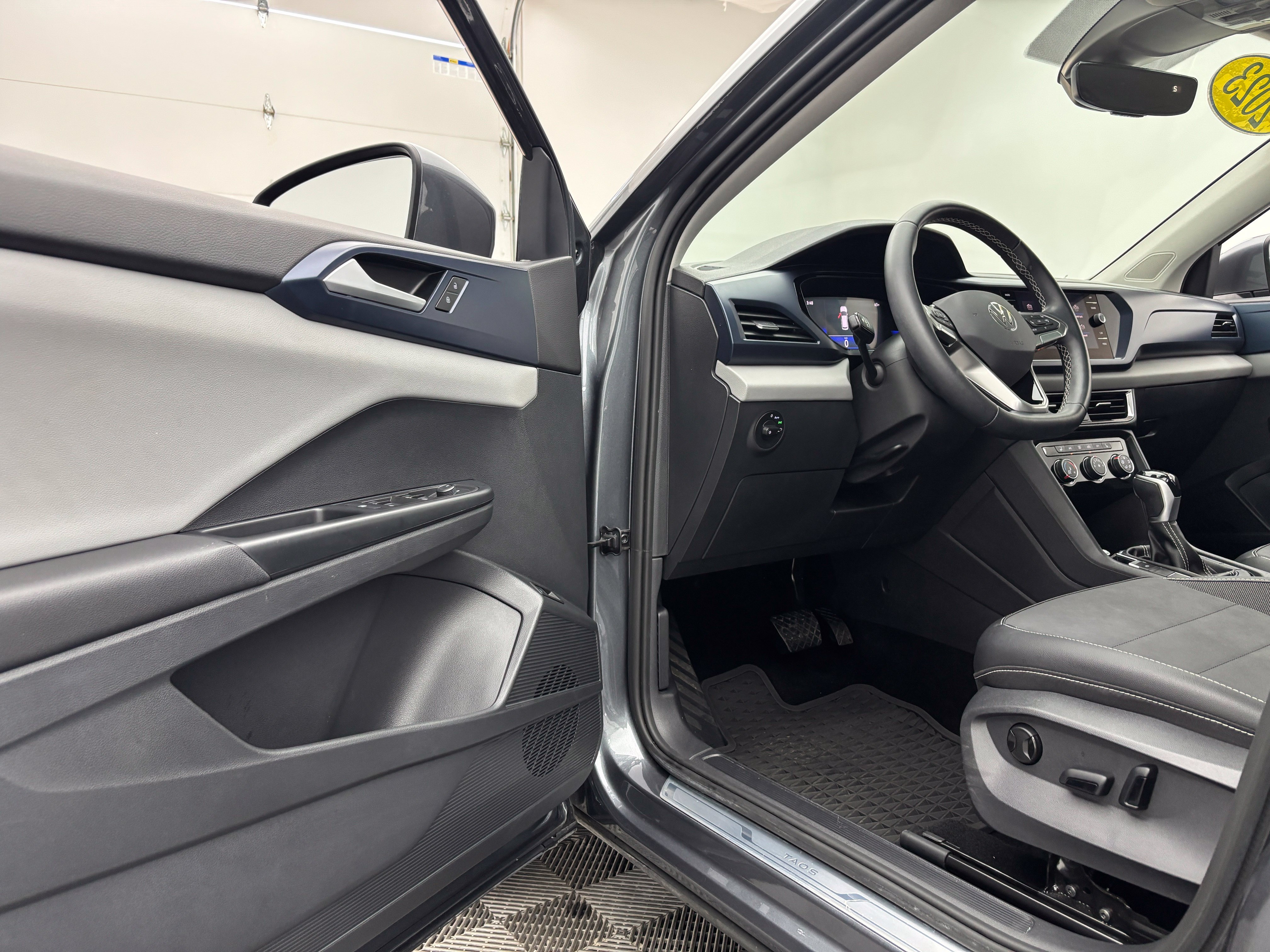 Used 2023 Volkswagen Taos SE w/ Panoramic Sunroof Package FWD image 15