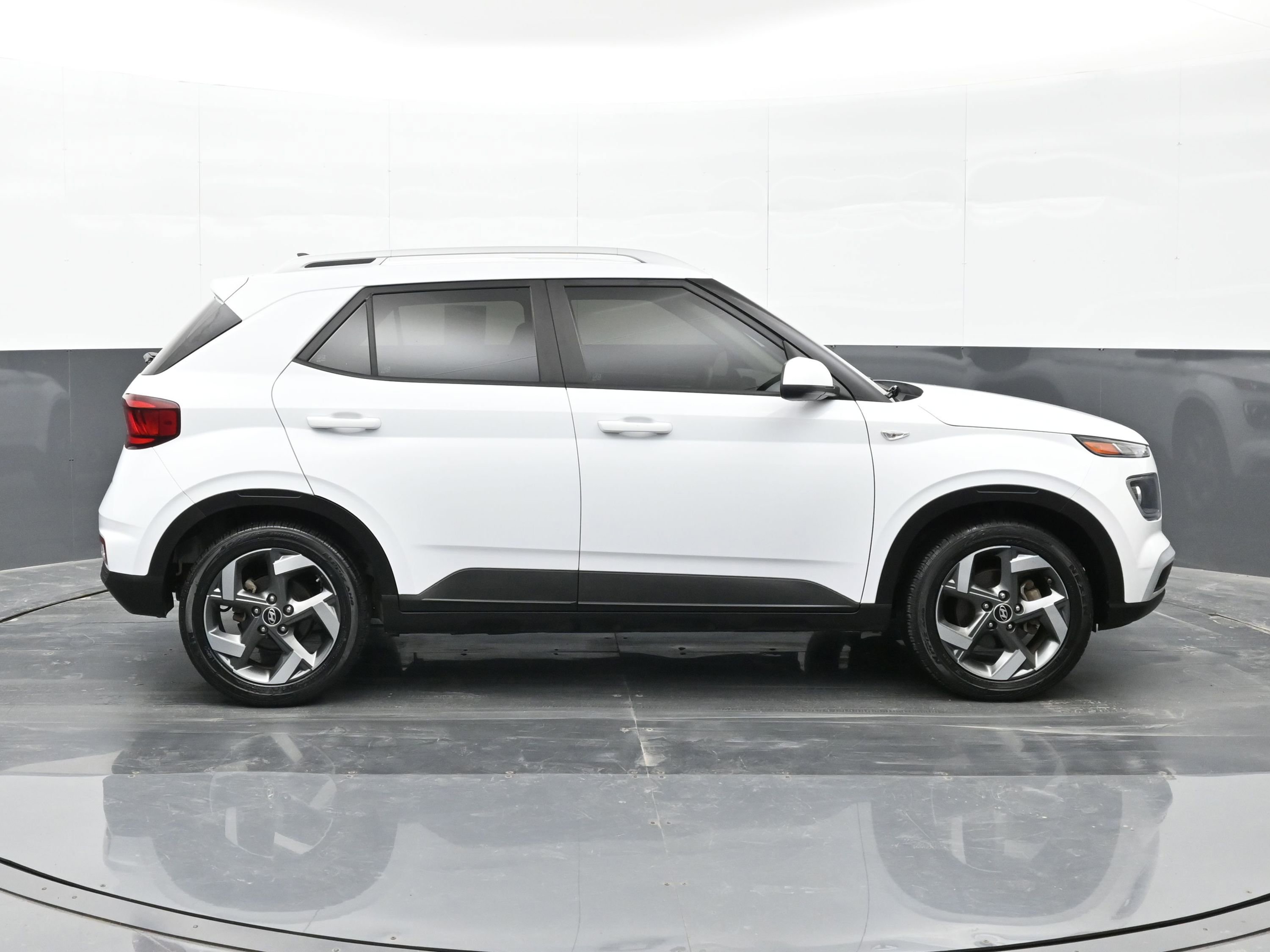 Certified 2022 Hyundai Venue SEL image 9