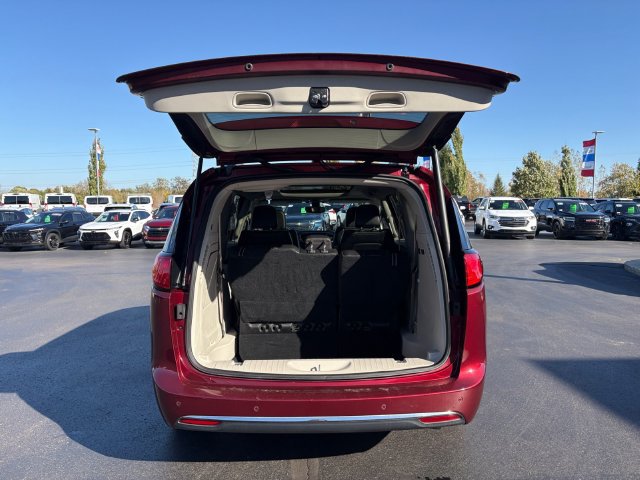 Used 2018 Chrysler Pacifica Limited w/ Tire & Wheel Group FWD image 17