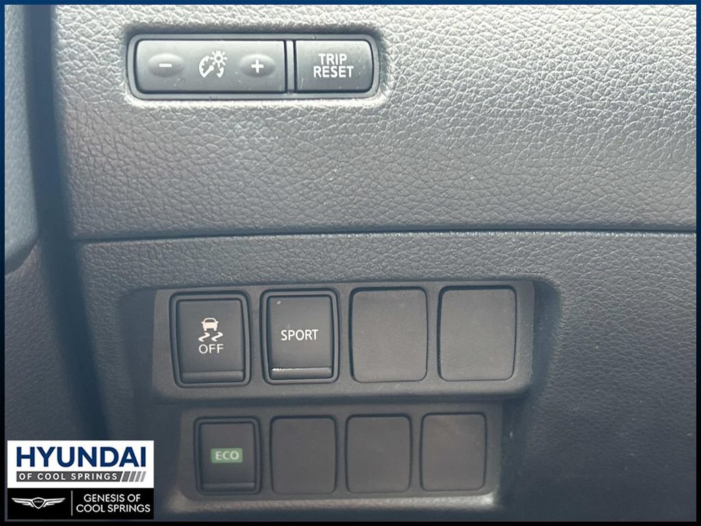 Used 2015 Nissan Rogue SV FWD image 26