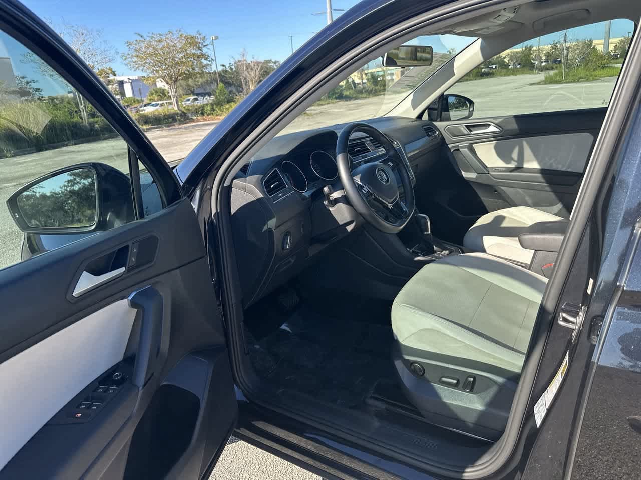 Used 2019 Volkswagen Tiguan SE w/ Panoramic Sunroof Package FWD image 10