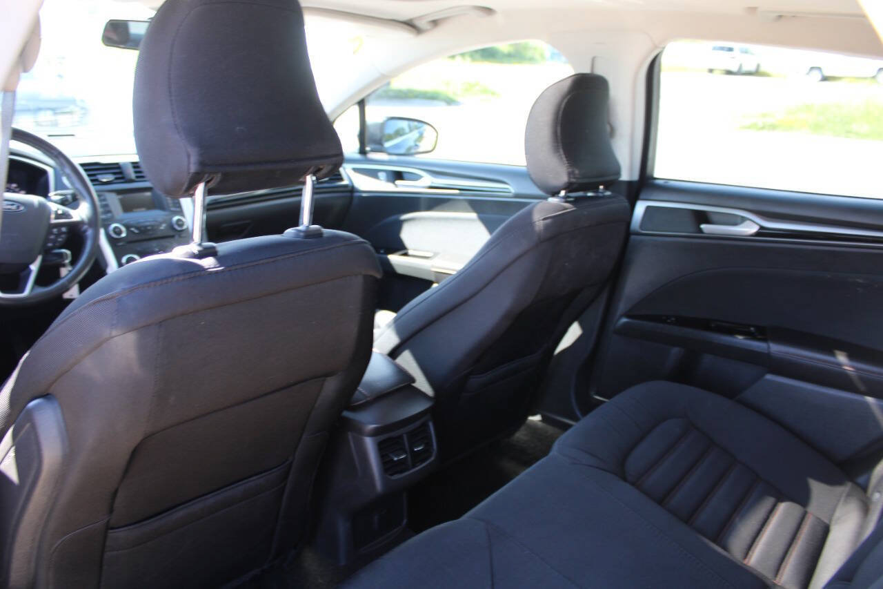 Used 2015 Ford Fusion SE w/ Equipment Group 201A FWD image 16