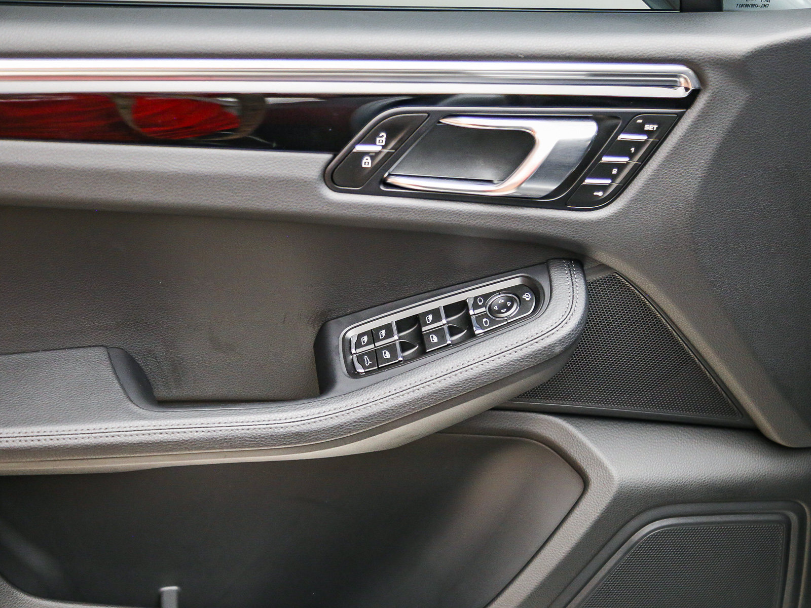 Certified 2025 Porsche Macan AWD/4WD image 28