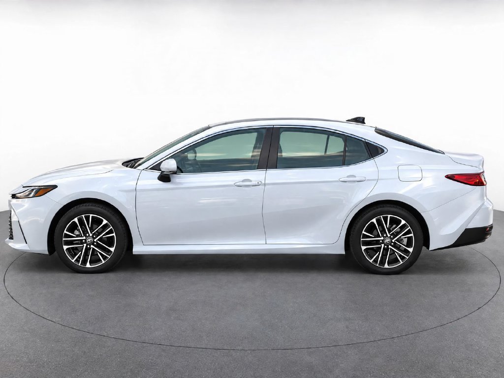 Used 2025 Toyota Camry XLE AWD/4WD image 2