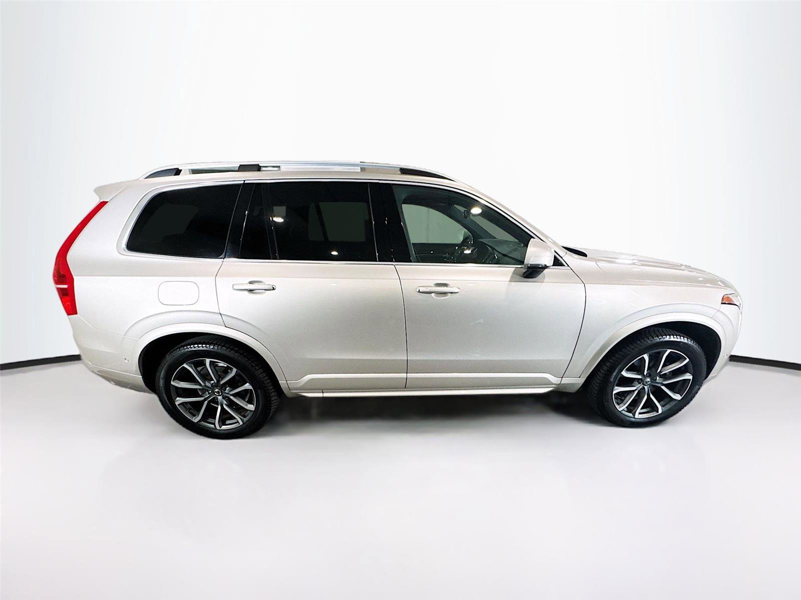 Used 2017 Volvo XC90 T6 Momentum w/ Vision Package image 33