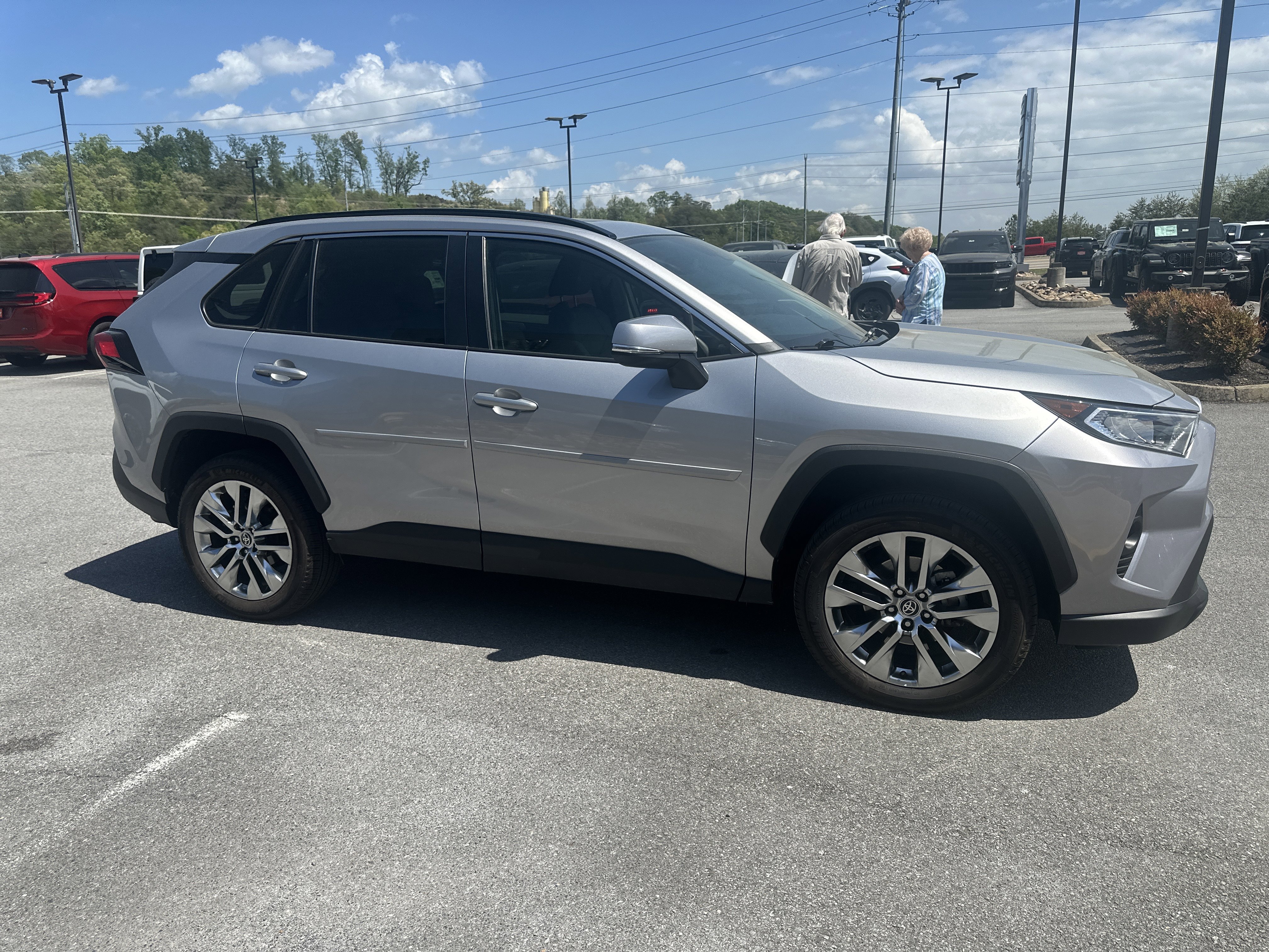 Used 2021 Toyota RAV4 XLE Premium image 6