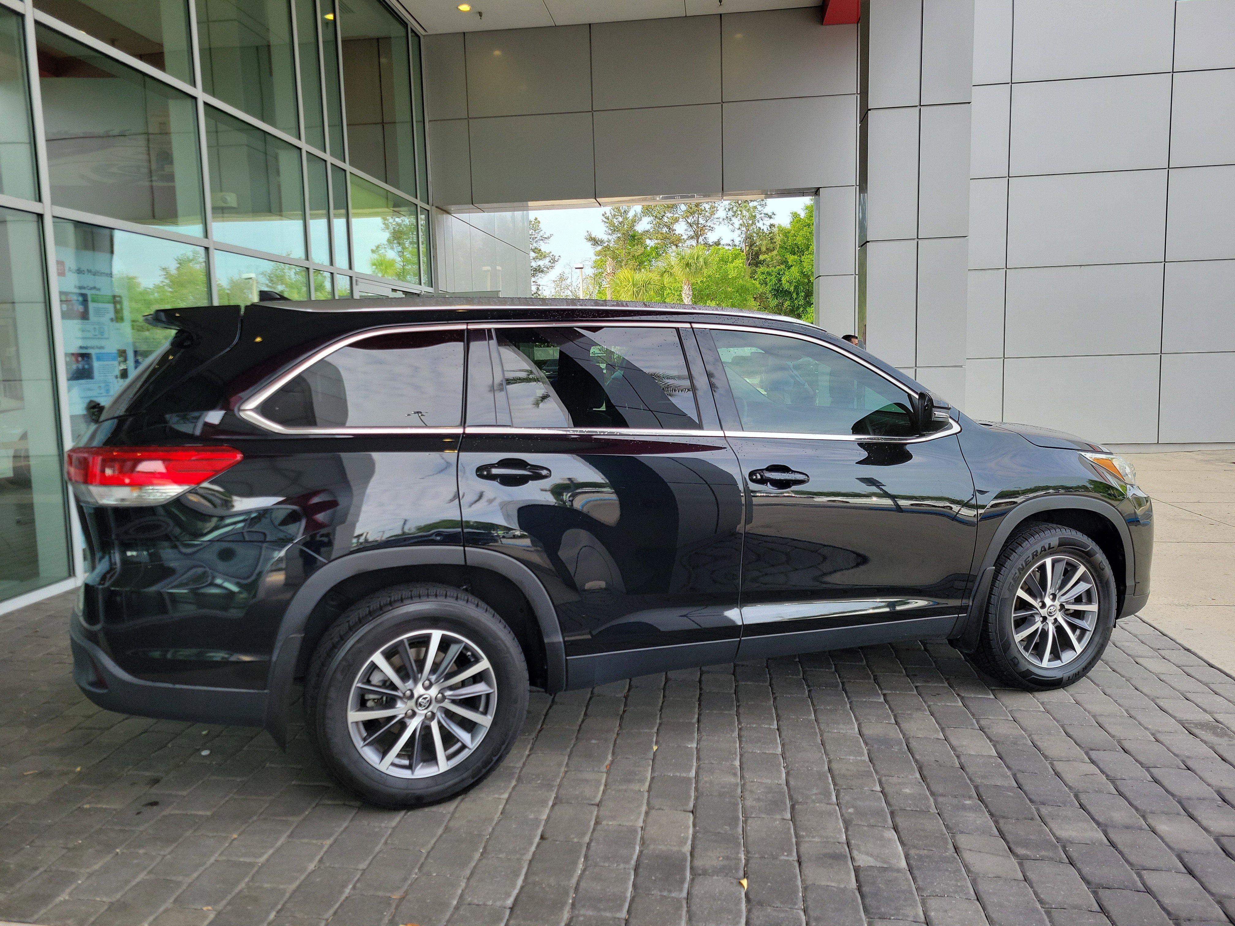 Used 2019 Toyota Highlander XLE image 7