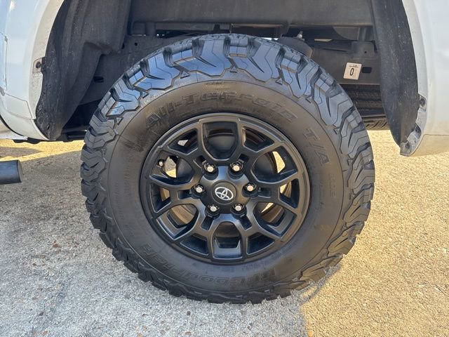Used 2022 Toyota Tacoma SR5 w/ Technology Package image 29