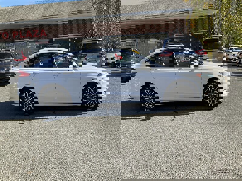 Used 2017 Ford Fusion SE w/ Fusion SE Technology Package image 4