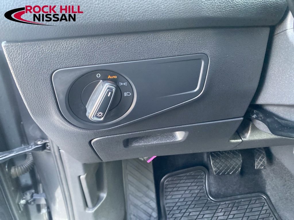 Used 2019 Volkswagen Tiguan SE w/ Panoramic Sunroof Package image 17