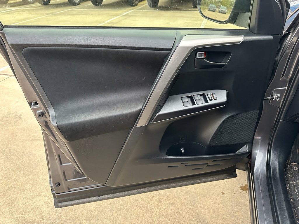 Used 2017 Toyota RAV4 LE image 9