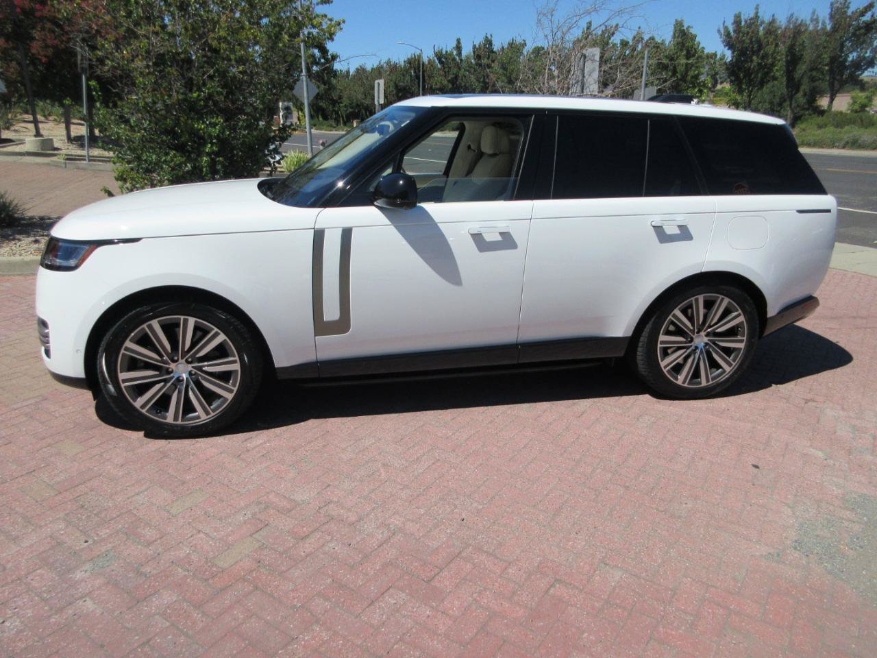 Used 2023 Land Rover Range Rover SE AWD/4WD image 3