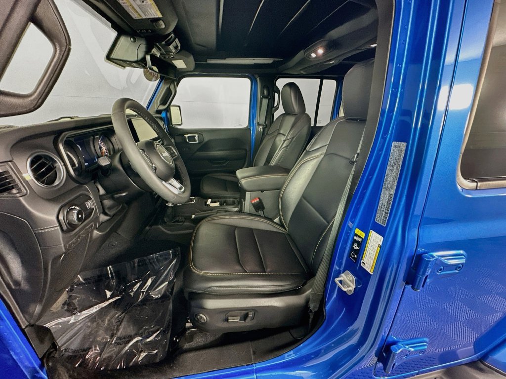 Used 2025 Jeep Wrangler Unlimited Sahara AWD/4WD image 29