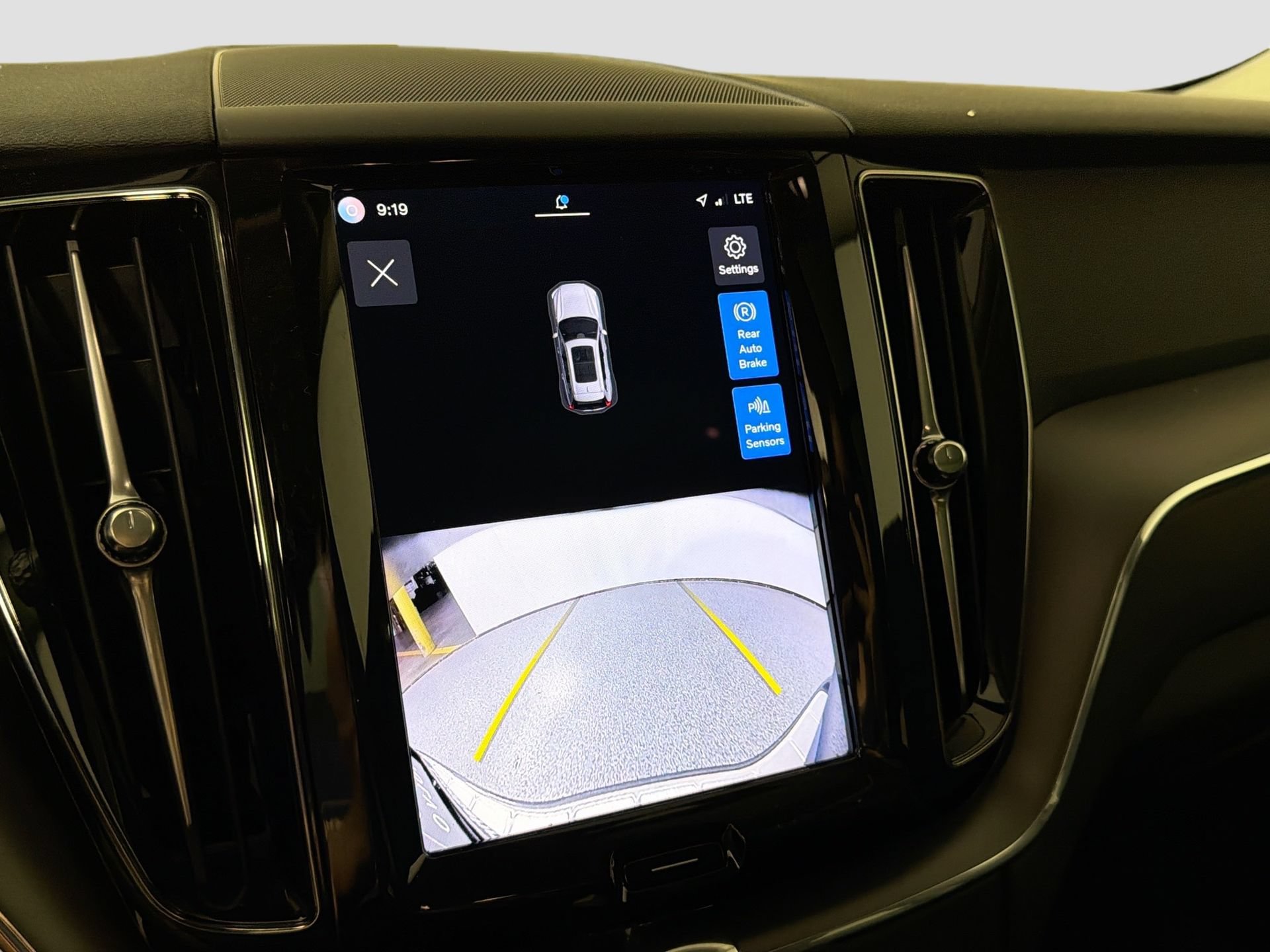 Certified 2025 Volvo XC60 B5 Core AWD/4WD image 14