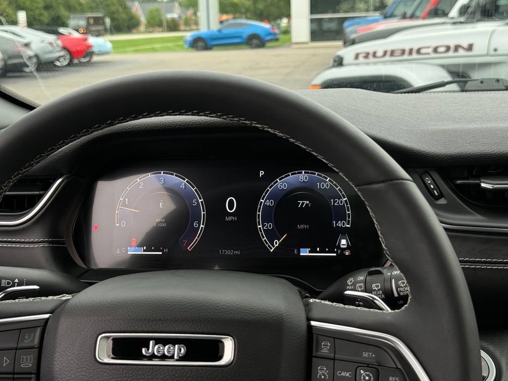 Used 2023 Jeep Grand Cherokee Altitude AWD/4WD image 8