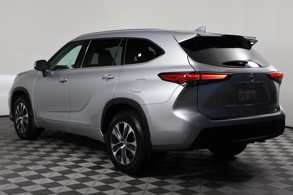 Used 2021 Toyota Highlander XLE FWD image 6