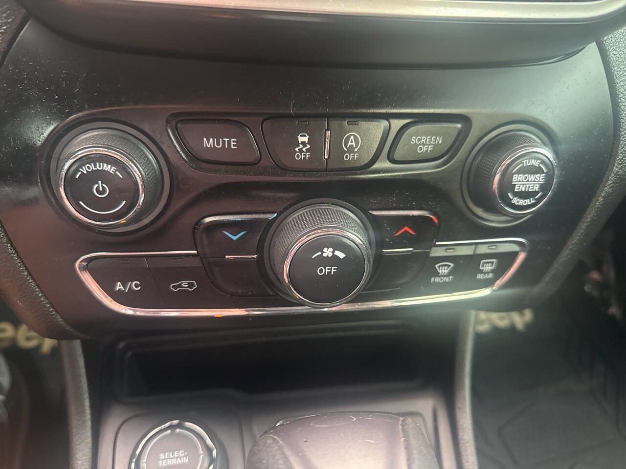 Used 2020 Jeep Cherokee Latitude w/ Cold Weather Group image 40