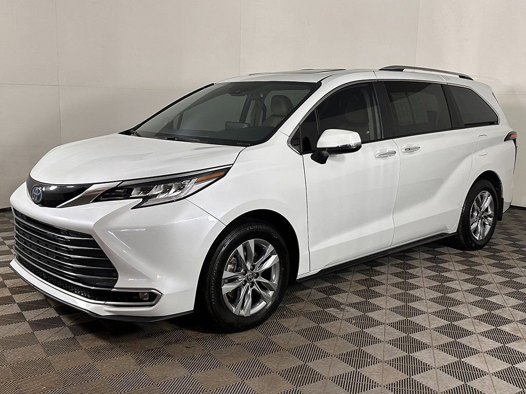 Used 2024 Toyota Sienna Limited FWD image 9