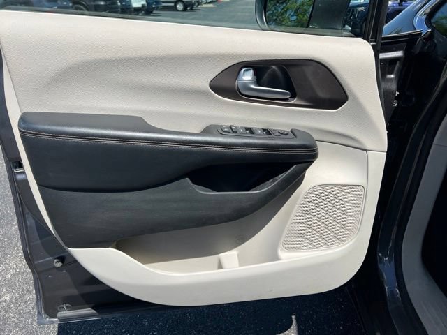 Used 2018 Chrysler Pacifica Touring-L FWD image 24