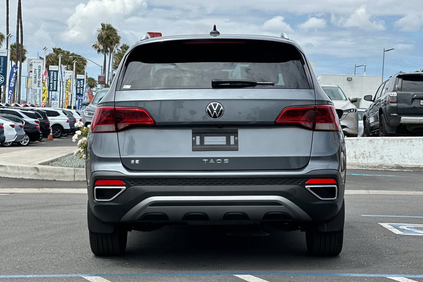 Used 2023 Volkswagen Taos SE w/ Panoramic Sunroof Package FWD image 5