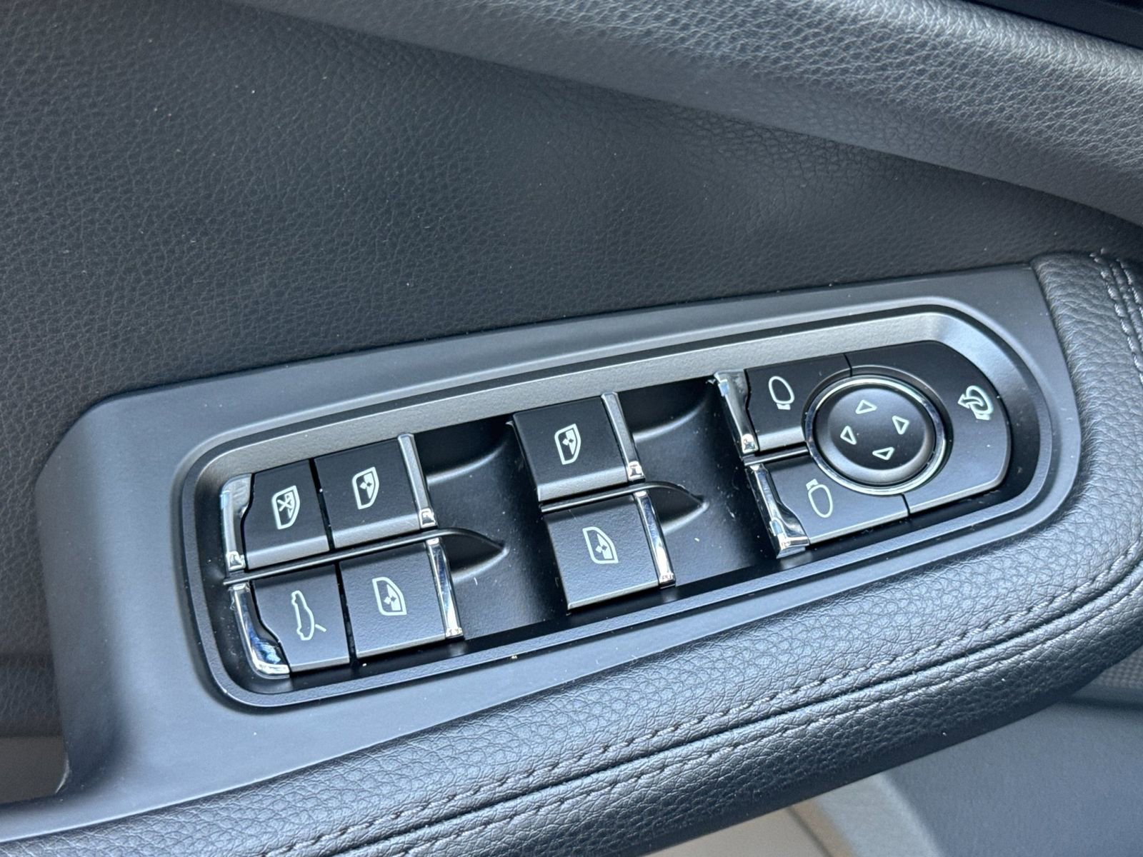 Certified 2025 Porsche Macan image 13