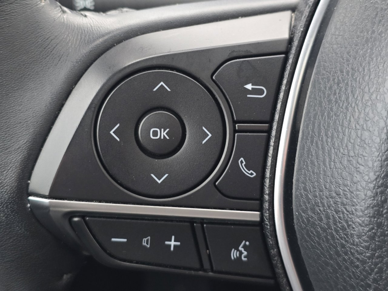 Used 2020 Toyota Camry XLE image 32