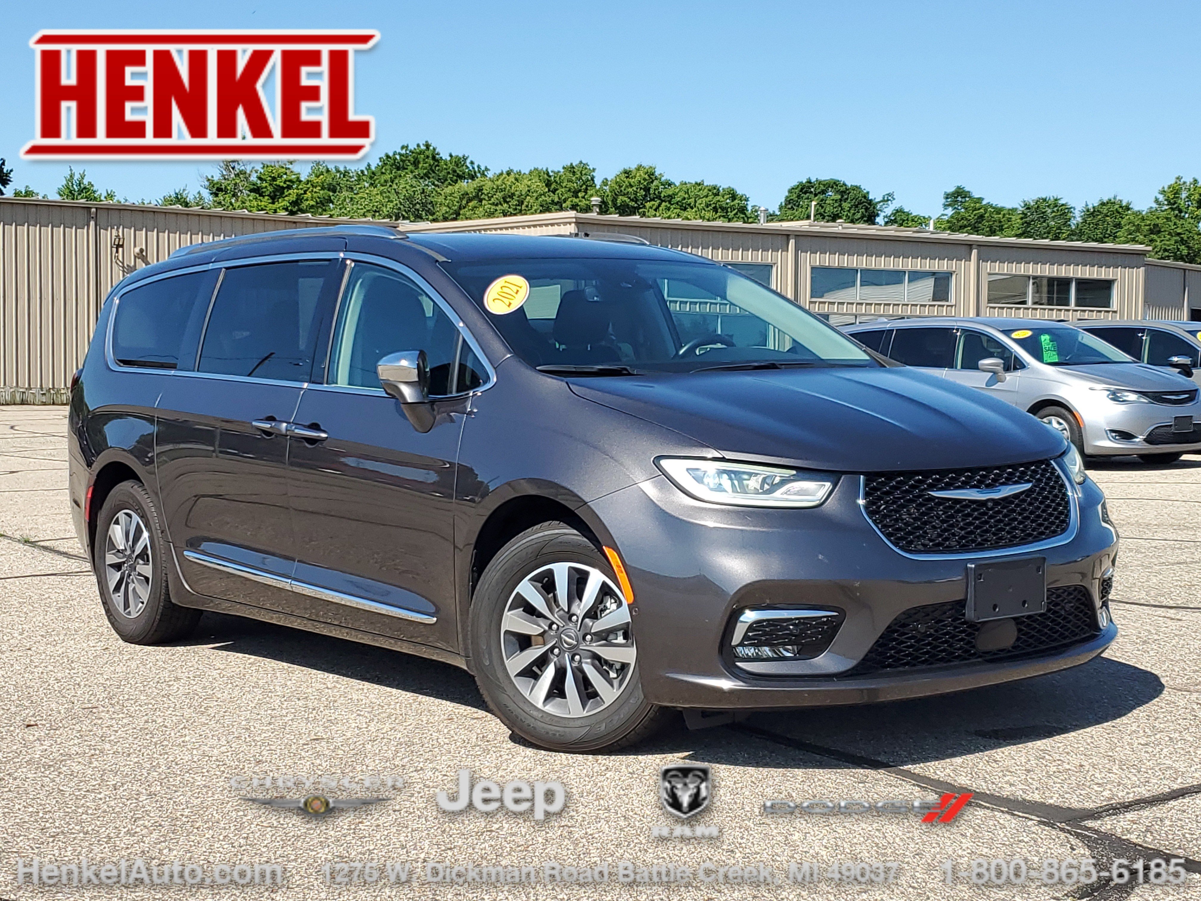 Used 2021 Chrysler Pacifica Limited w/ Uconnect Theater Family Group