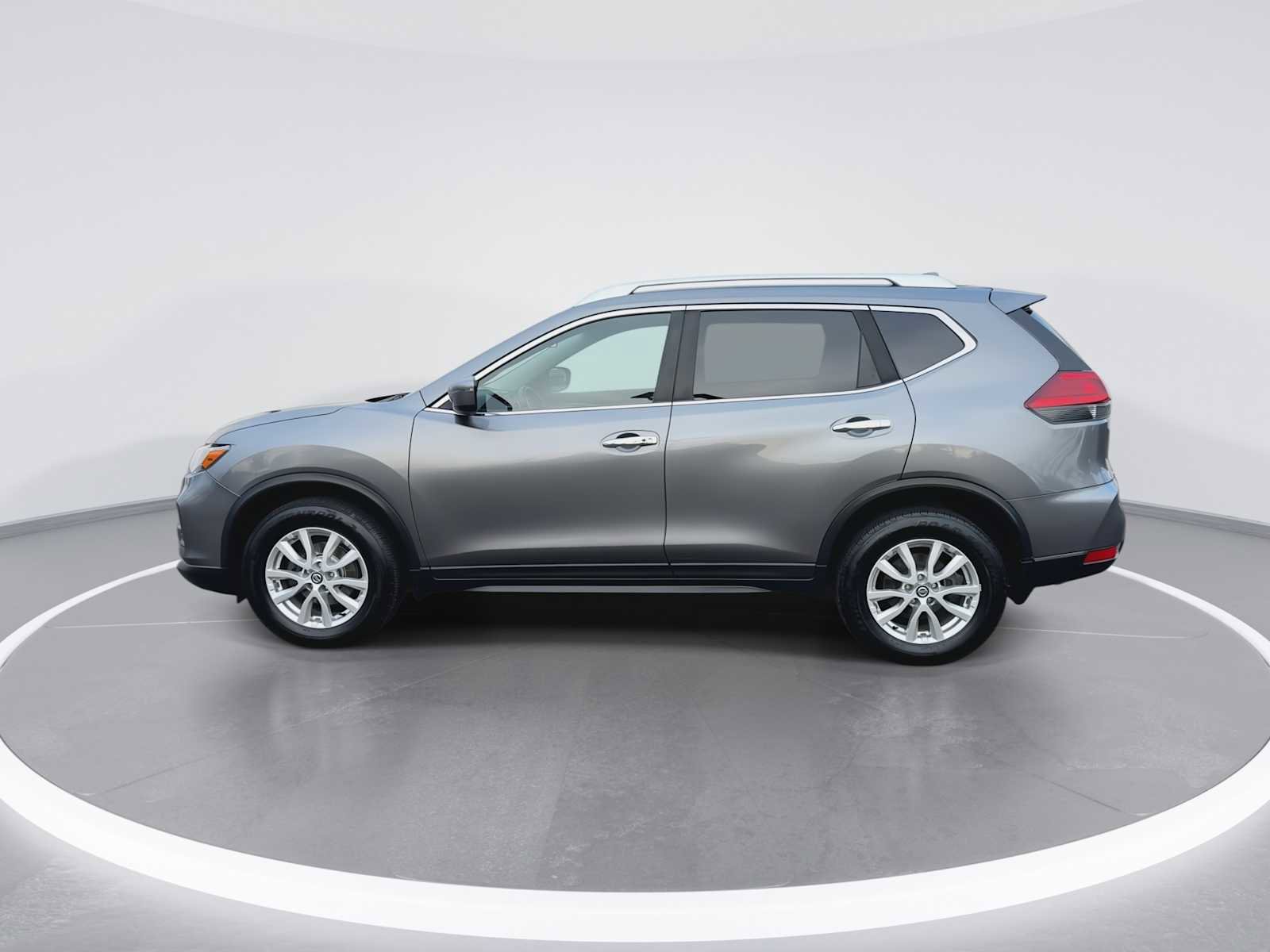 Used 2017 Nissan Rogue SV image 5
