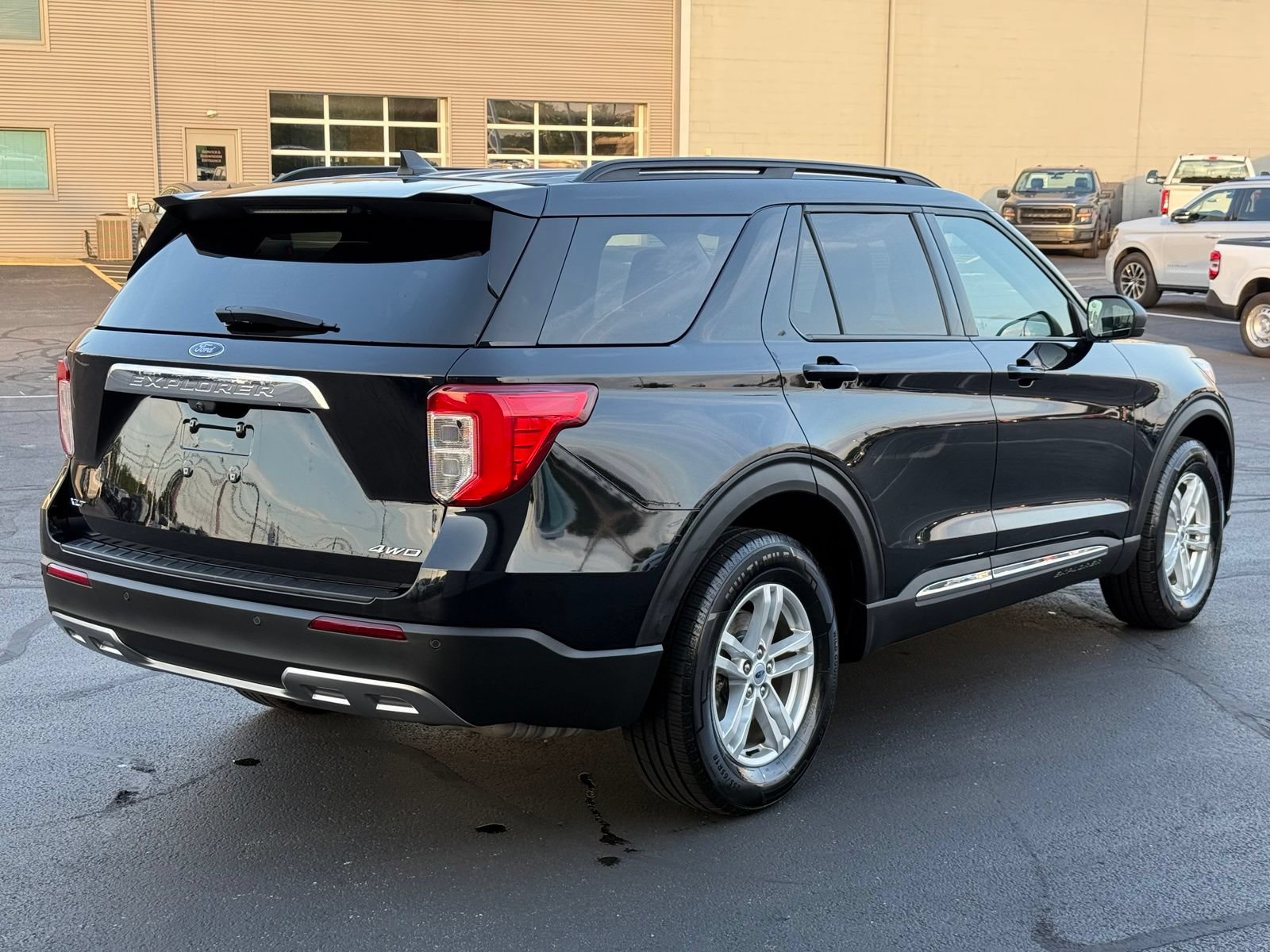 Used 2023 Ford Explorer XLT w/ Equipment Group 202A AWD/4WD image 4