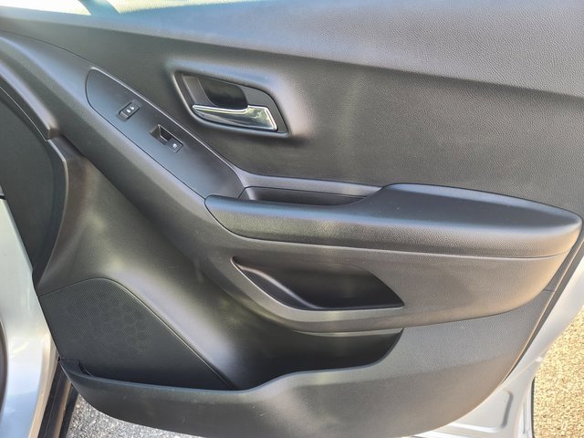 Used 2022 Chevrolet Trax LS w/ Tint and Cruise Package image 20