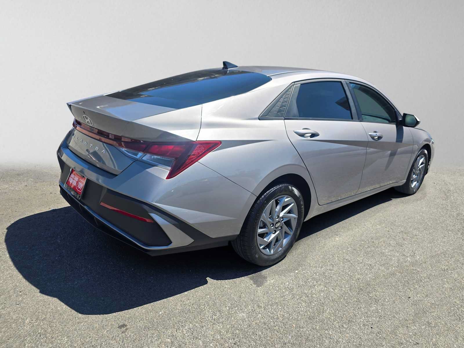 Used 2024 Hyundai Elantra SEL FWD image 3